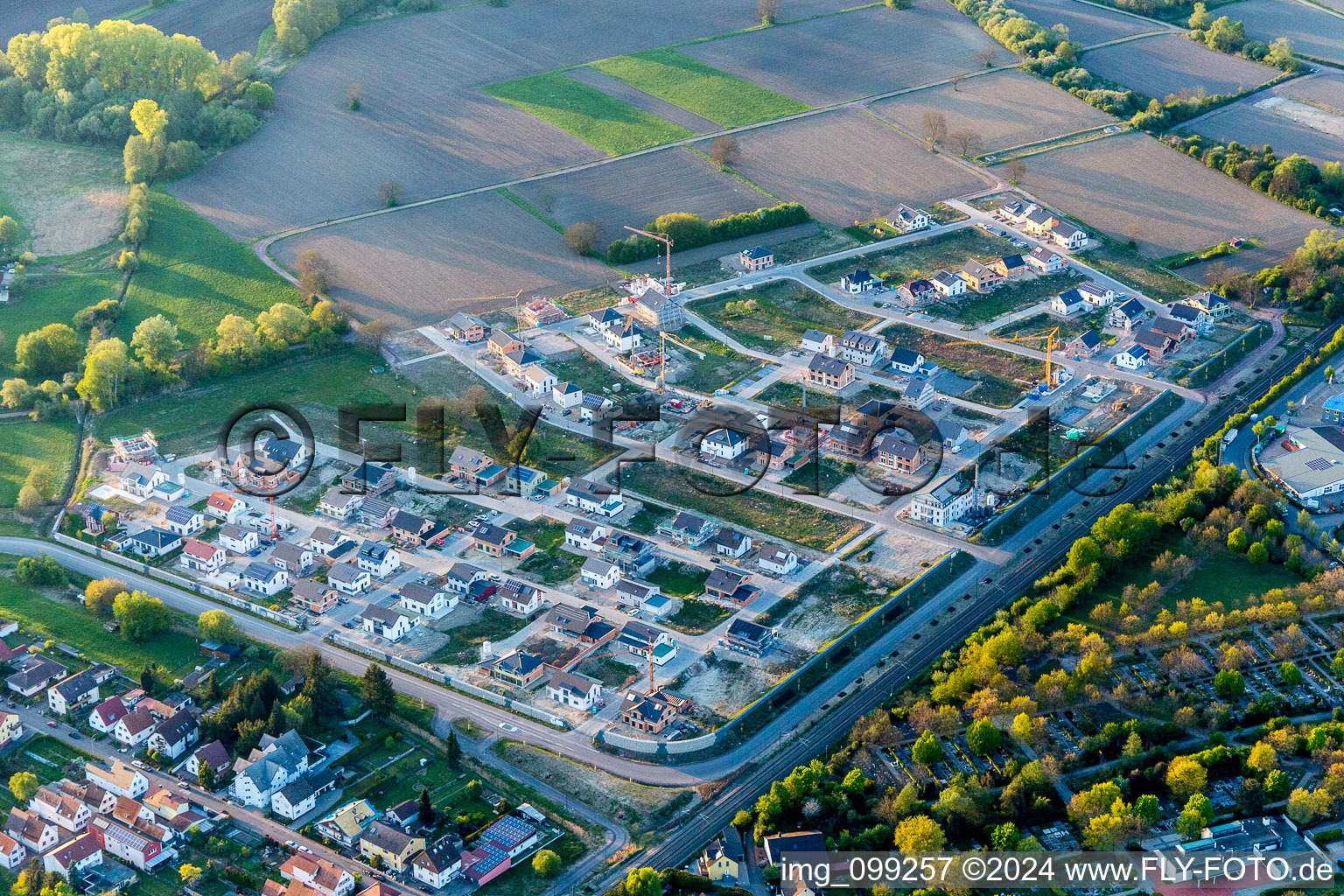 Vue aérienne de Chantiers de construction pour le nouveau quartier résidentiel d'un lotissement de maisons unifamiliales à Niederwiesen à Wörth am Rhein dans le département Rhénanie-Palatinat, Allemagne