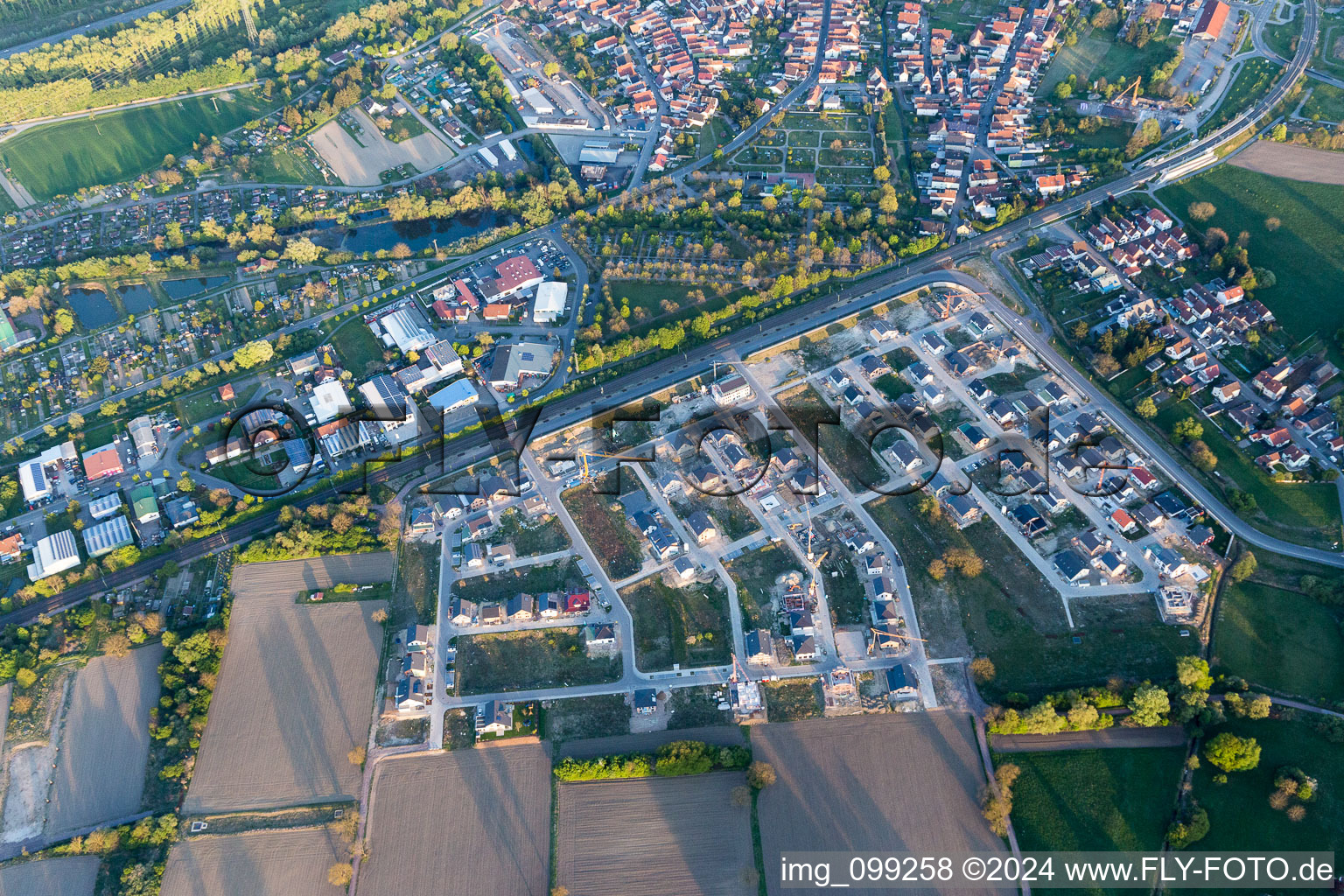 Photographie aérienne de Chantiers de construction pour le nouveau quartier résidentiel d'un lotissement de maisons unifamiliales à Niederwiesen à Wörth am Rhein dans le département Rhénanie-Palatinat, Allemagne