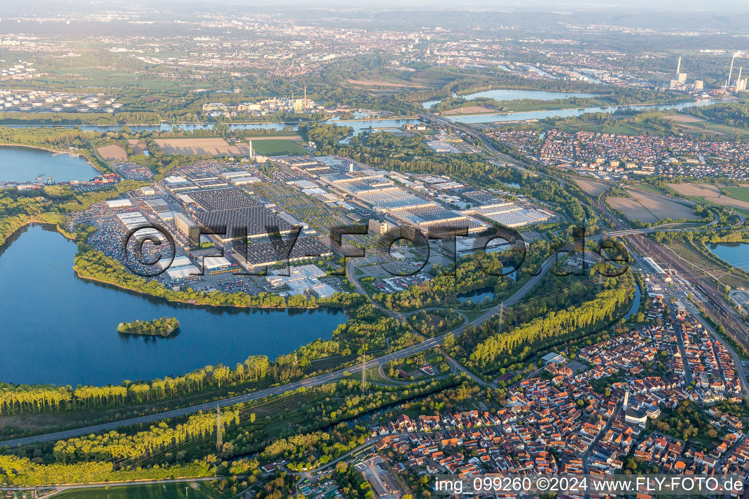 Vue aérienne de Locaux de l'usine automobile Daimler à Wörth à le quartier Maximiliansau in Wörth am Rhein dans le département Rhénanie-Palatinat, Allemagne