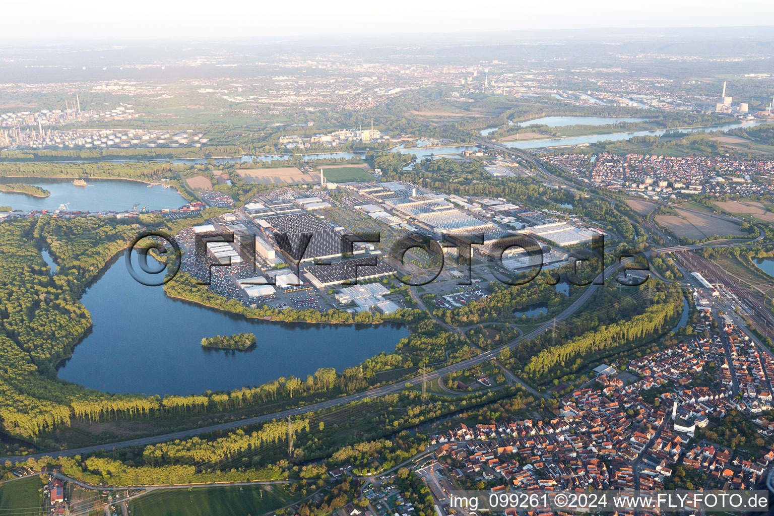 Vue aérienne de Wörth am Rhein dans le département Rhénanie-Palatinat, Allemagne