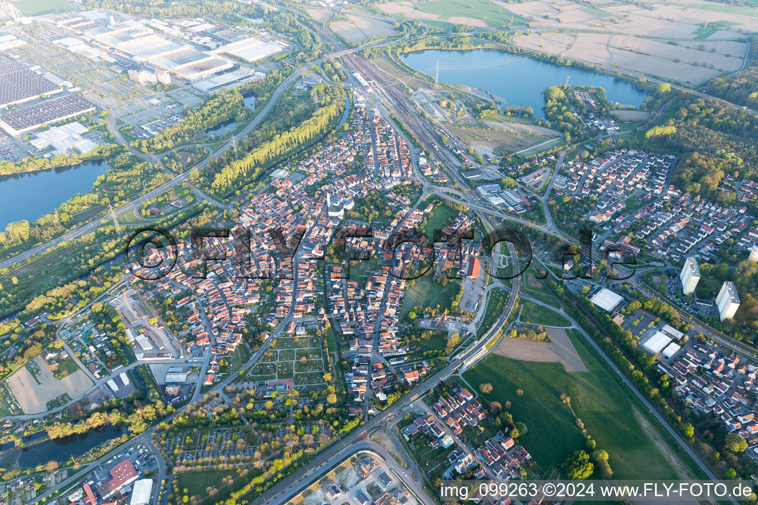 Vue oblique de Wörth am Rhein dans le département Rhénanie-Palatinat, Allemagne