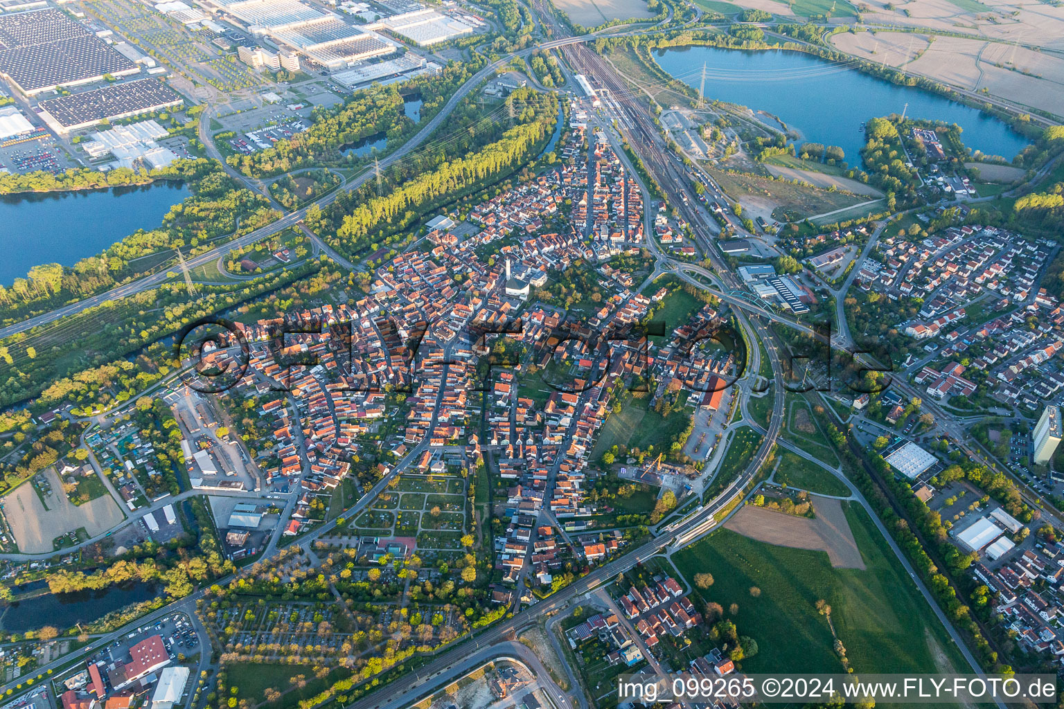 Vue aérienne de Entre B9 et l'usine de camions Daimler à Wörth am Rhein dans le département Rhénanie-Palatinat, Allemagne