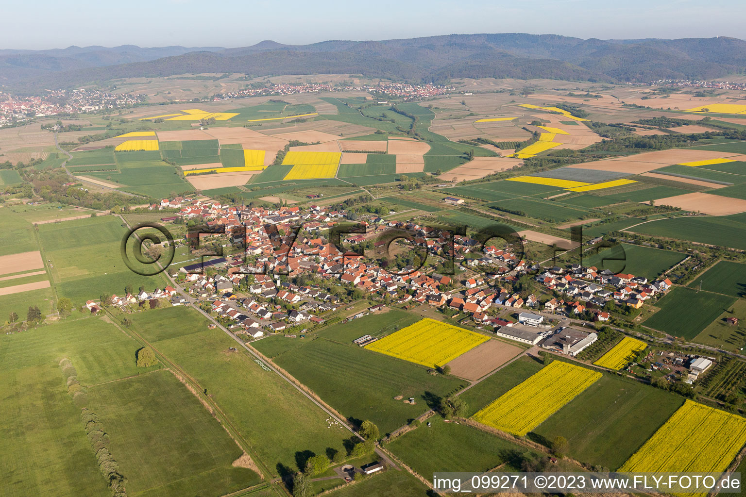 Vue oblique de Kapsweyer dans le département Rhénanie-Palatinat, Allemagne