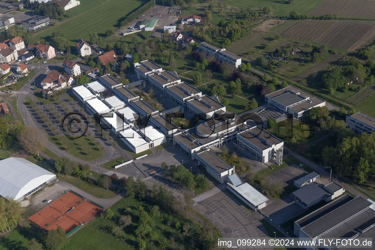 Vue aérienne de Gymnase du Lycée Stanislas Polyvalent (général, technologique et professionnel) à le quartier Altenstadt in Wissembourg dans le département Bas Rhin, France