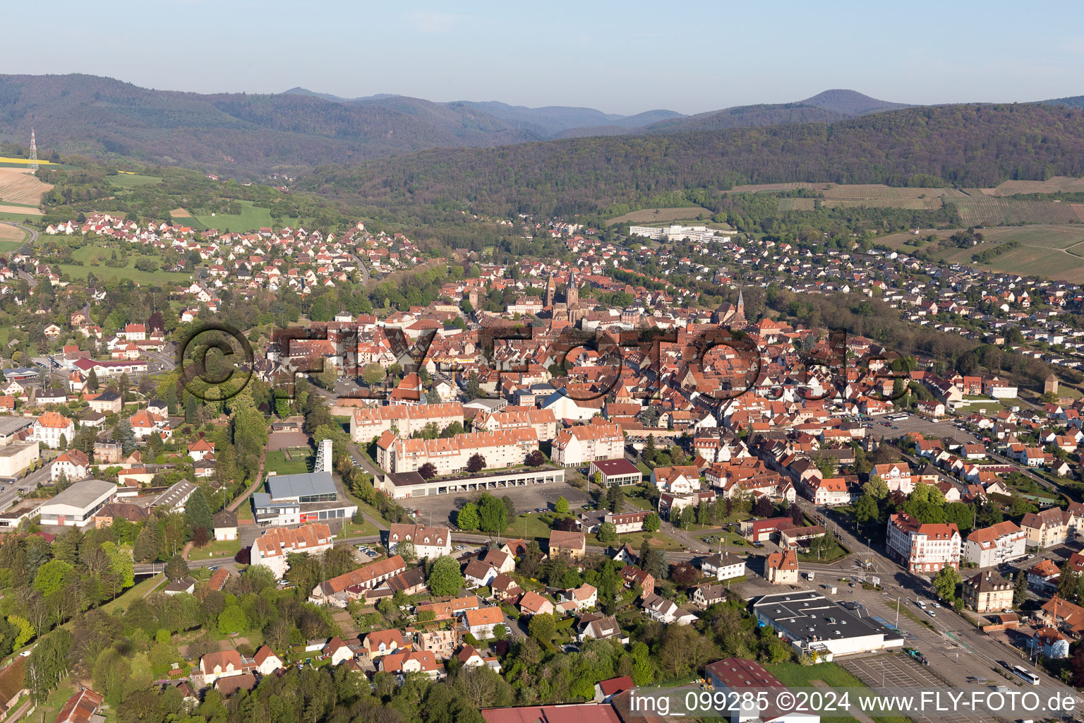 Vue aérienne de Caserne Hoche à Wissembourg dans le département Bas Rhin, France