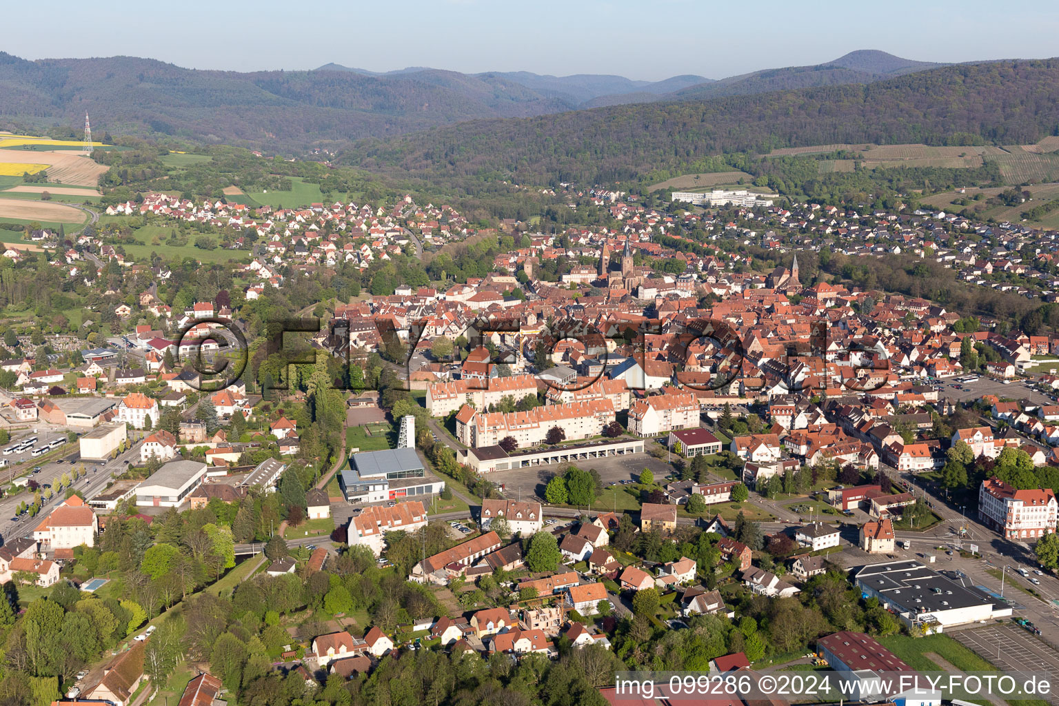 Vue aérienne de Caserne Hoche à Wissembourg dans le département Bas Rhin, France