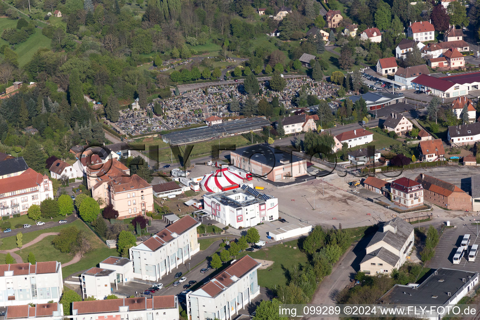 Vue aérienne de Aire Camping-Car Parking devant le cimetière à Wissembourg dans le département Bas Rhin, France