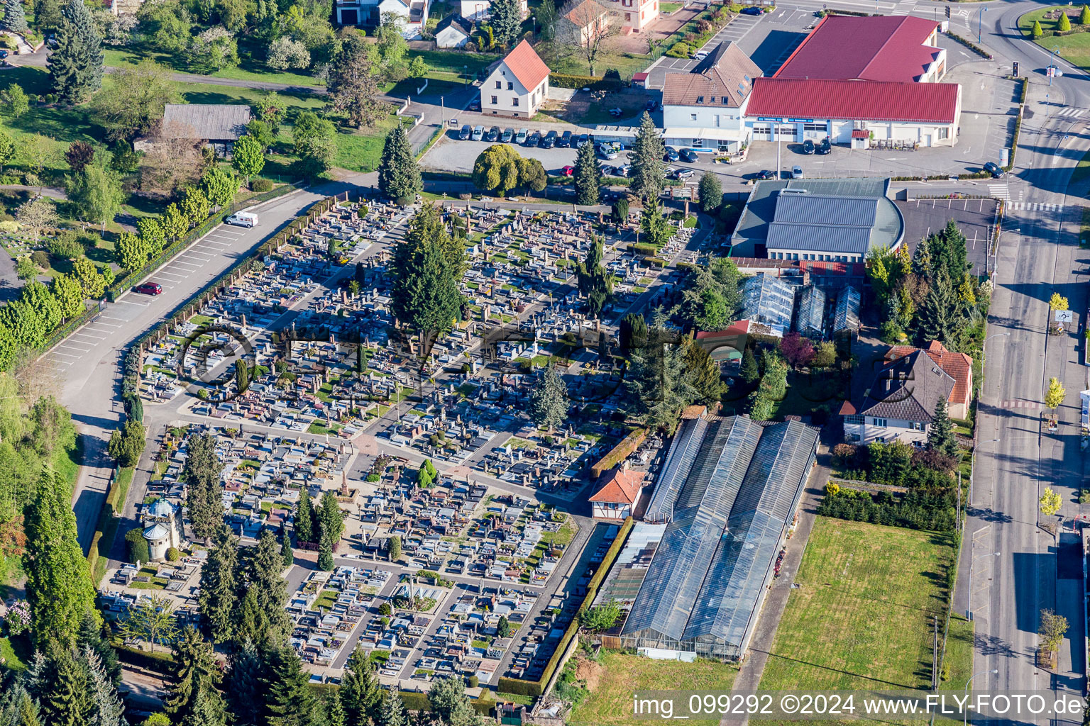 Vue aérienne de Cimetière à Wissembourg dans le département Bas Rhin, France