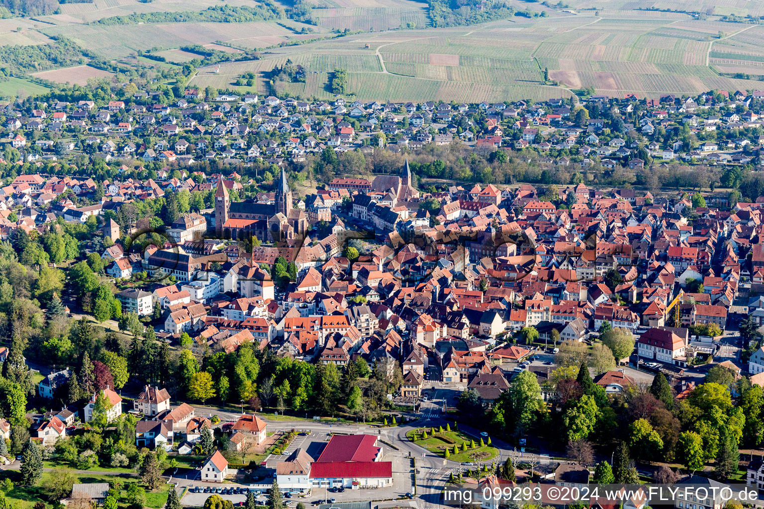 Wissembourg dans le département Bas Rhin, France depuis l'avion