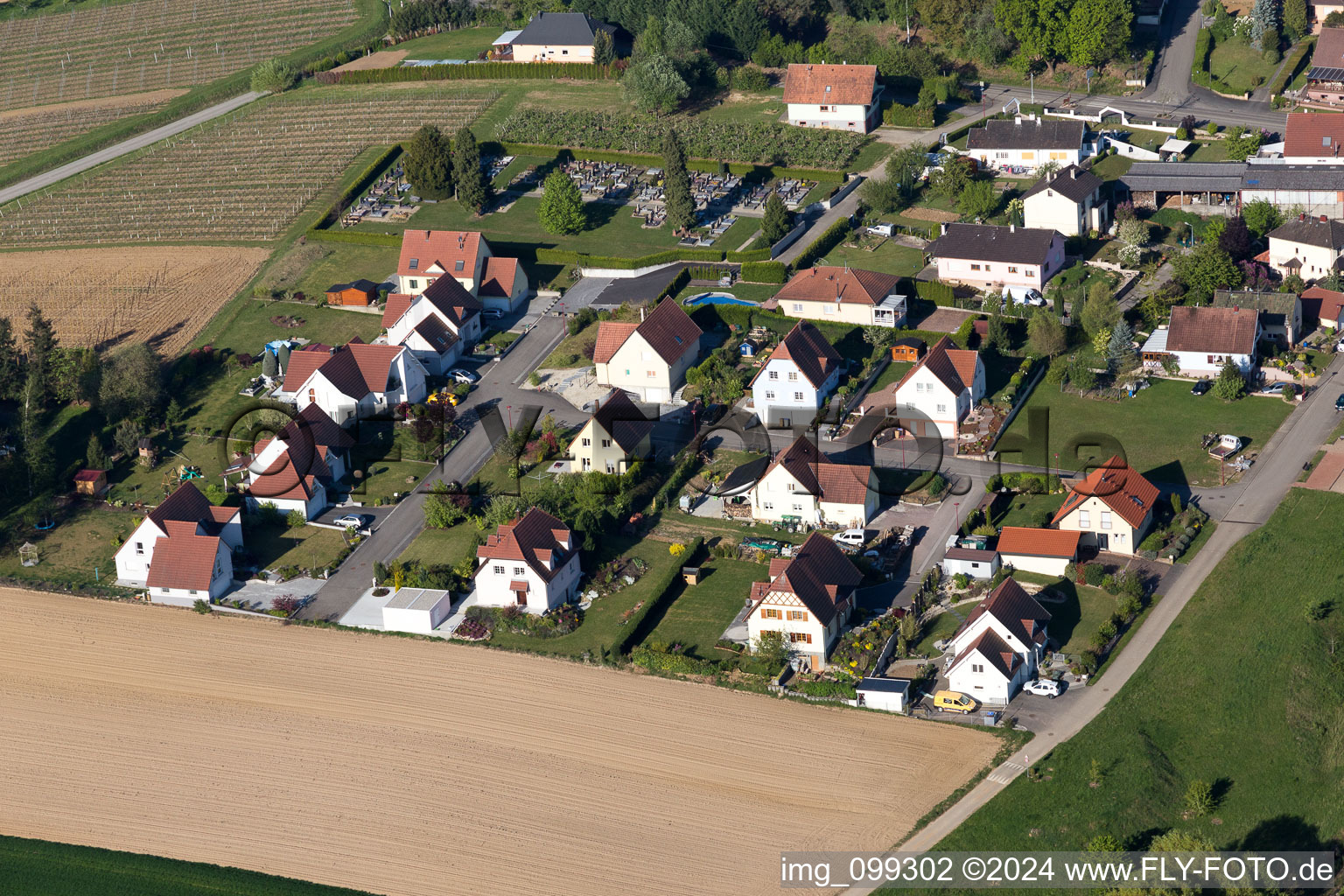 Vue aérienne de Rott dans le département Bas Rhin, France