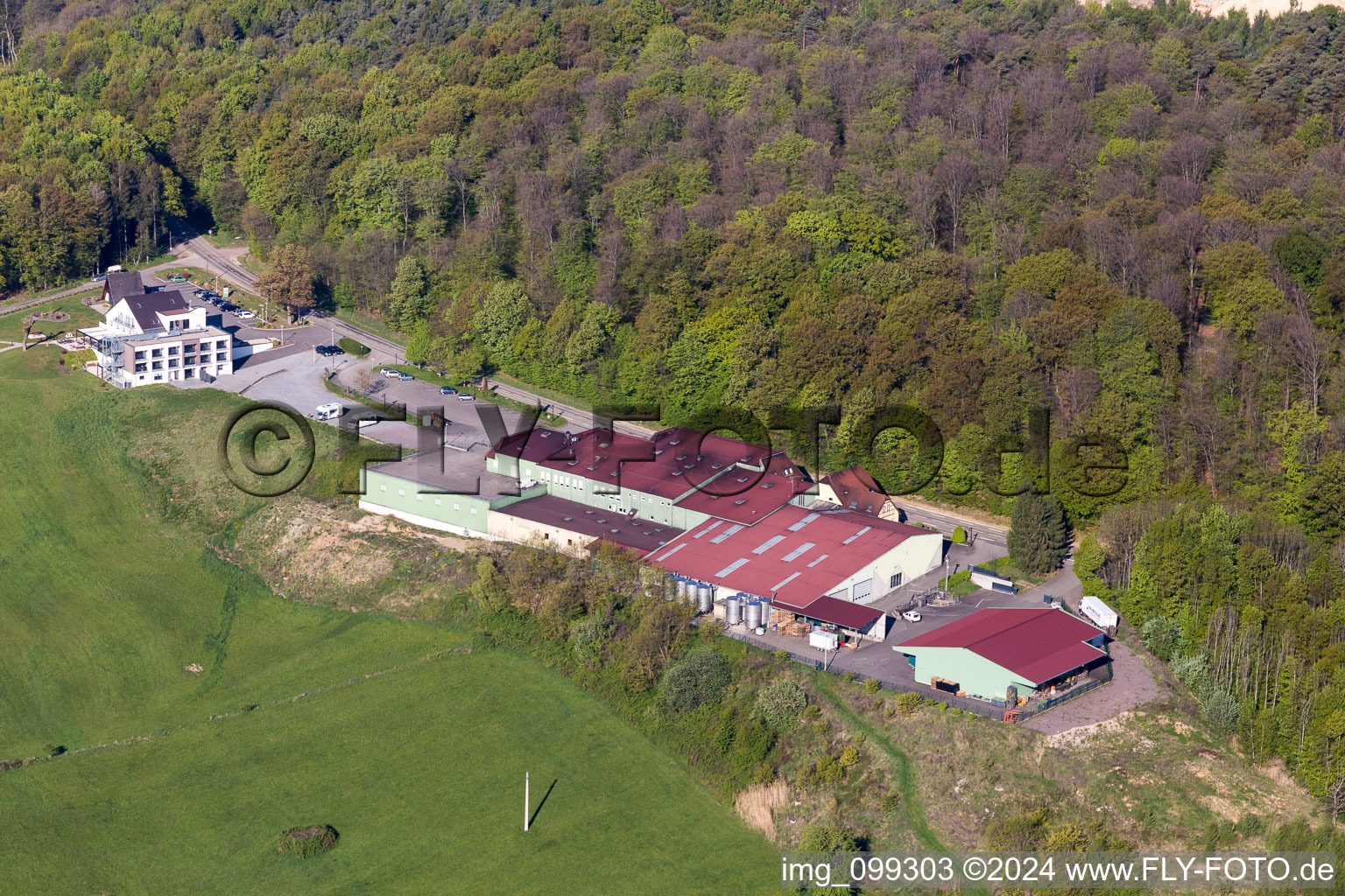 Vue aérienne de Coopérative viticole Cave Vinicole de Cléebourg à Rott dans le département Bas Rhin, France