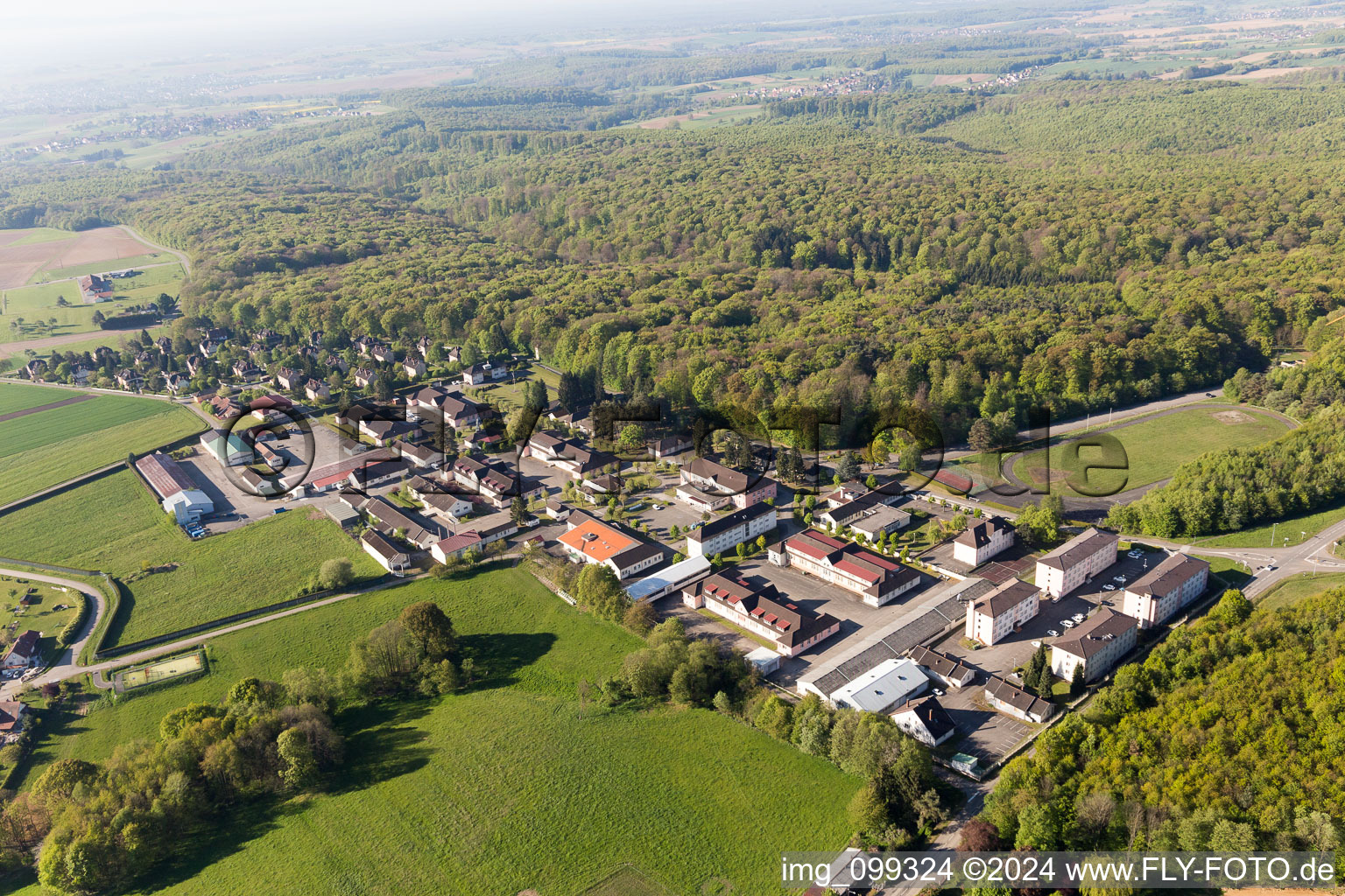 Vue d'oiseau de Drachenbronn-Birlenbach dans le département Bas Rhin, France