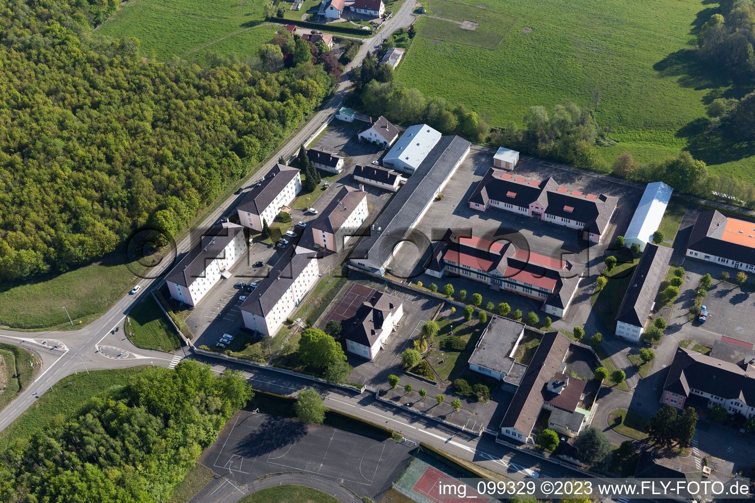 Drachenbronn-Birlenbach dans le département Bas Rhin, France du point de vue du drone