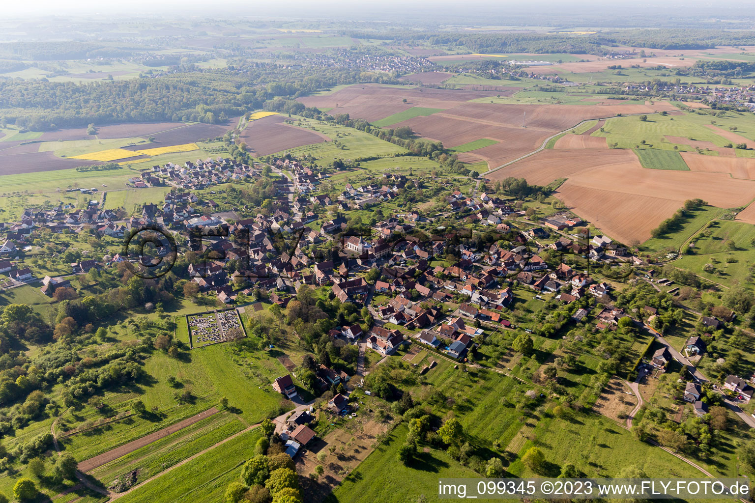 Lampertsloch dans le département Bas Rhin, France vu d'un drone