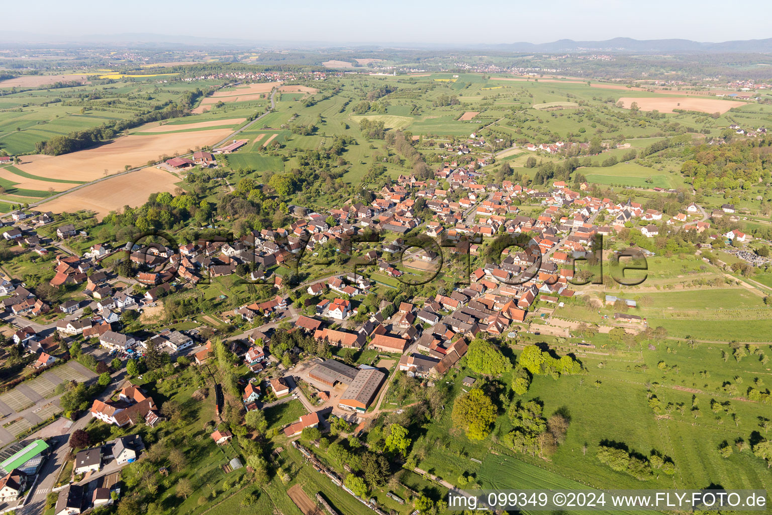 Vue aérienne de Vue des rues et des maisons des quartiers résidentiels à Preuschdorf dans le département Bas Rhin, France