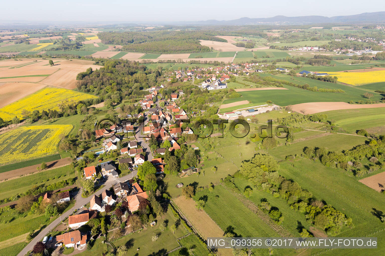 Vue aérienne de Gunstett à Oberdorf-Spachbach dans le département Bas Rhin, France