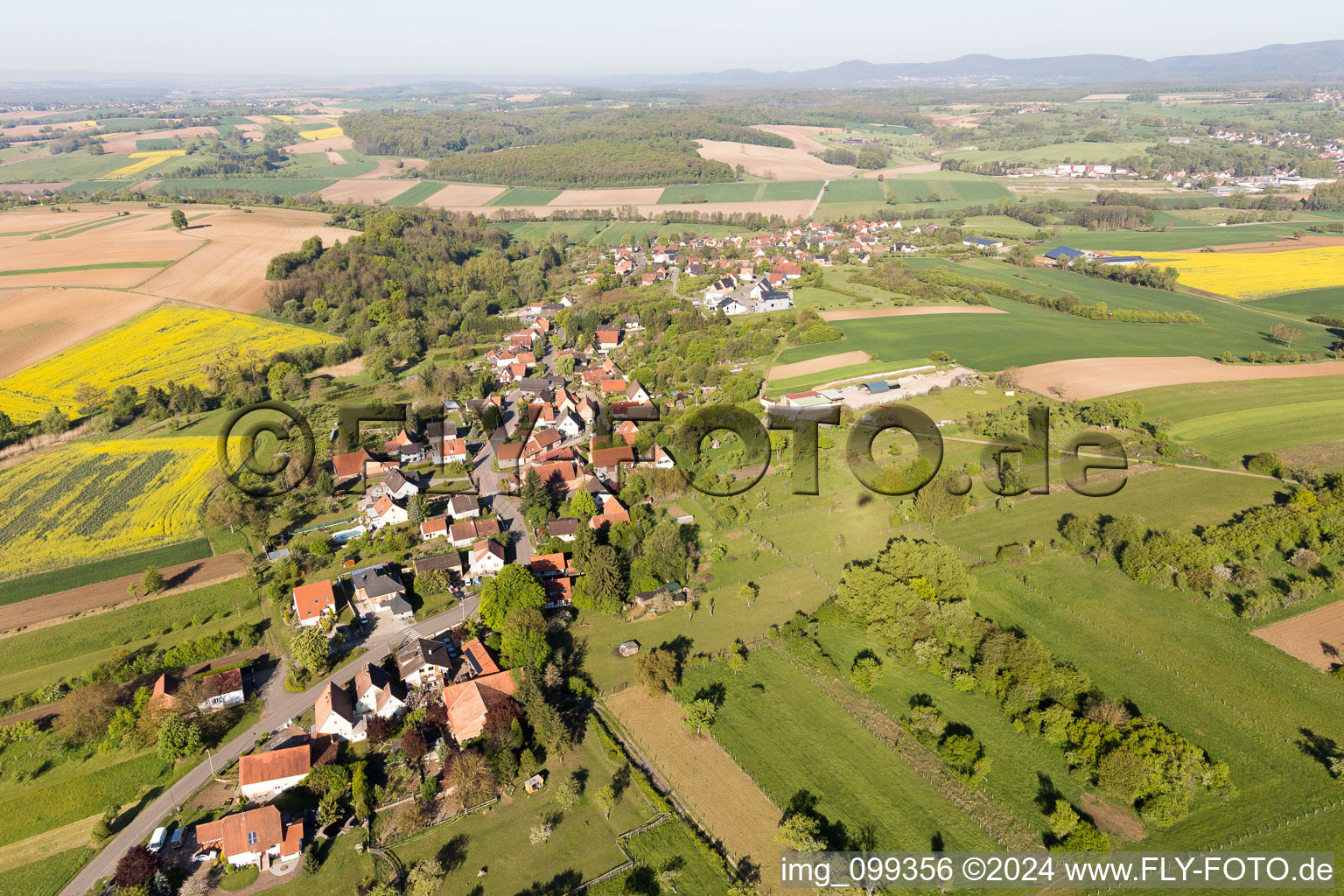 Vue aérienne de Gunstett à Oberdorf-Spachbach dans le département Bas Rhin, France