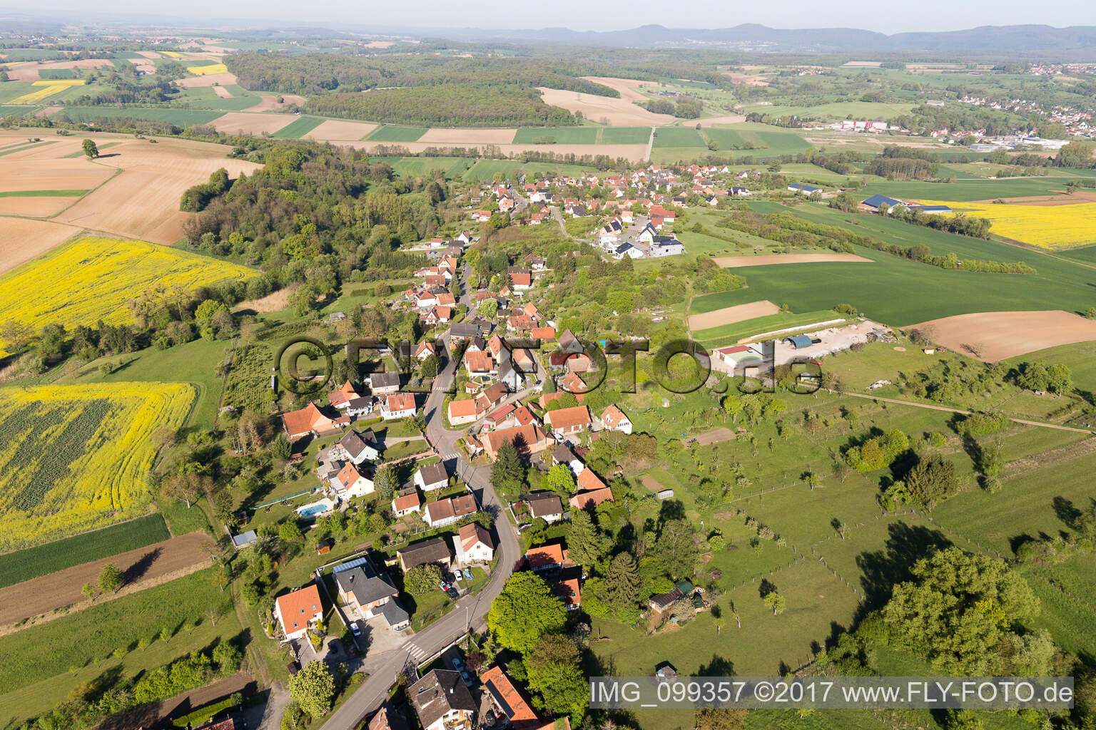 Vue aérienne de Gunstett à Oberdorf-Spachbach dans le département Bas Rhin, France