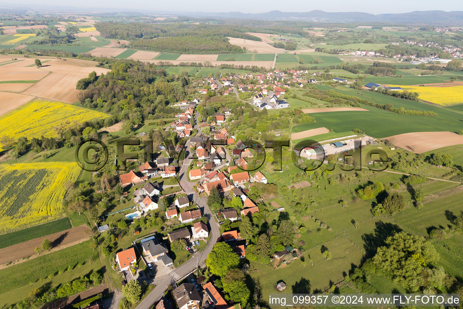 Vue aérienne de Gunstett à Oberdorf-Spachbach dans le département Bas Rhin, France