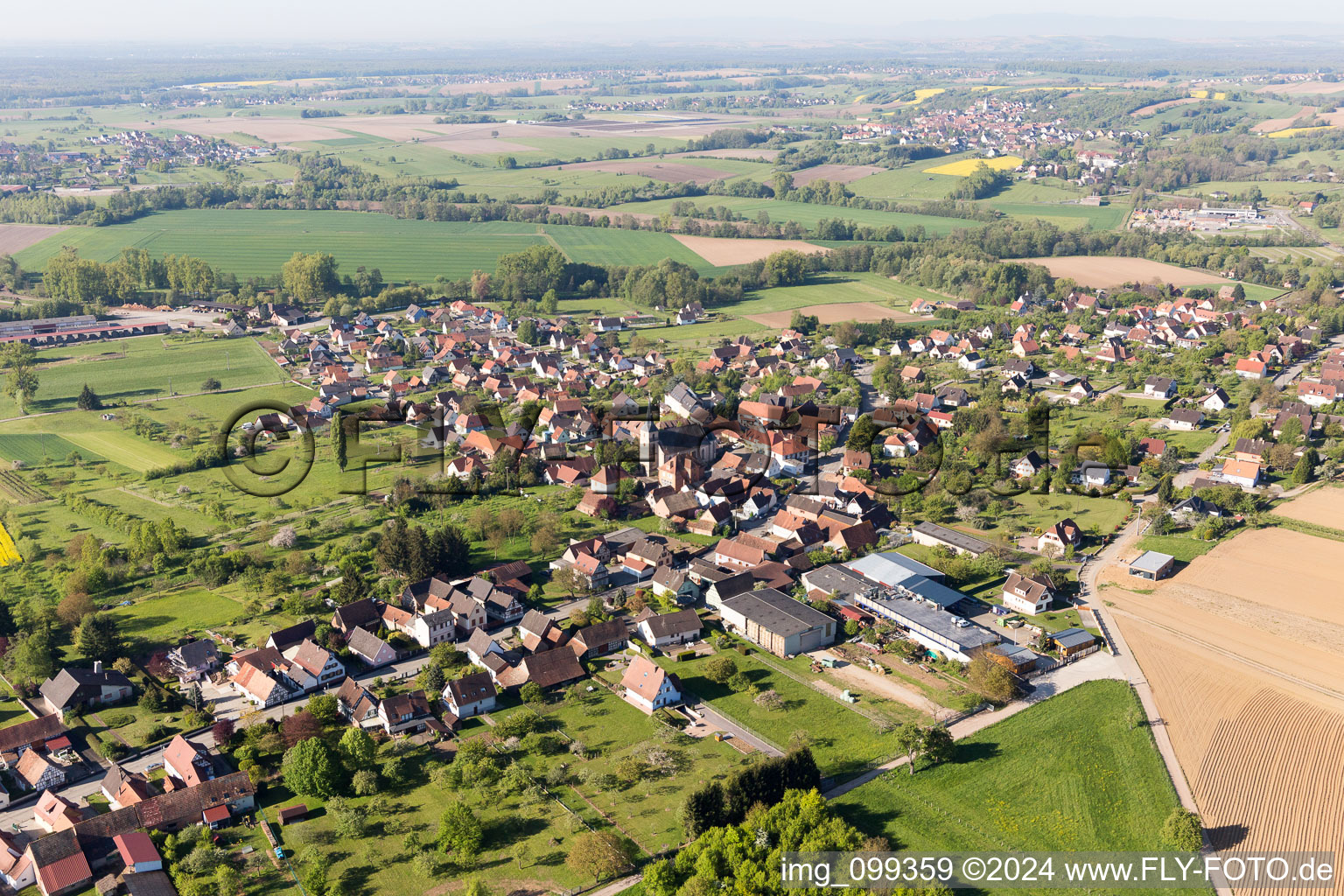 Vue aérienne de Champs agricoles et surfaces utilisables à Gunstett dans le département Bas Rhin, France