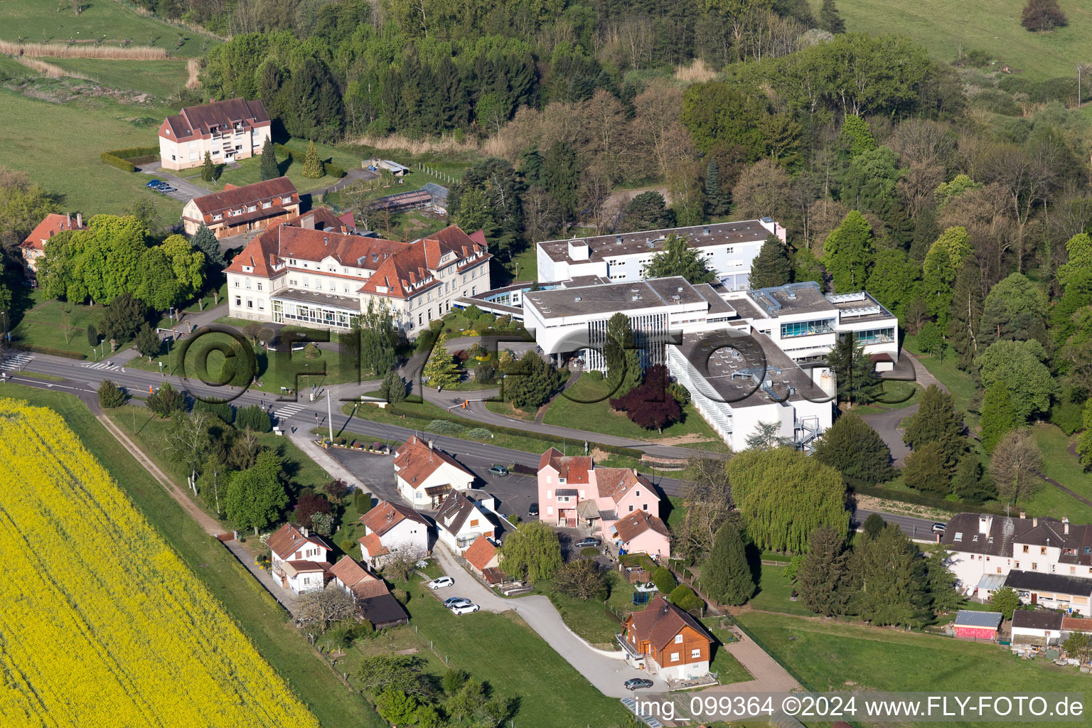 Vue aérienne de Thermes de Moosbronn à Morsbronn-les-Bains dans le département Bas Rhin, France