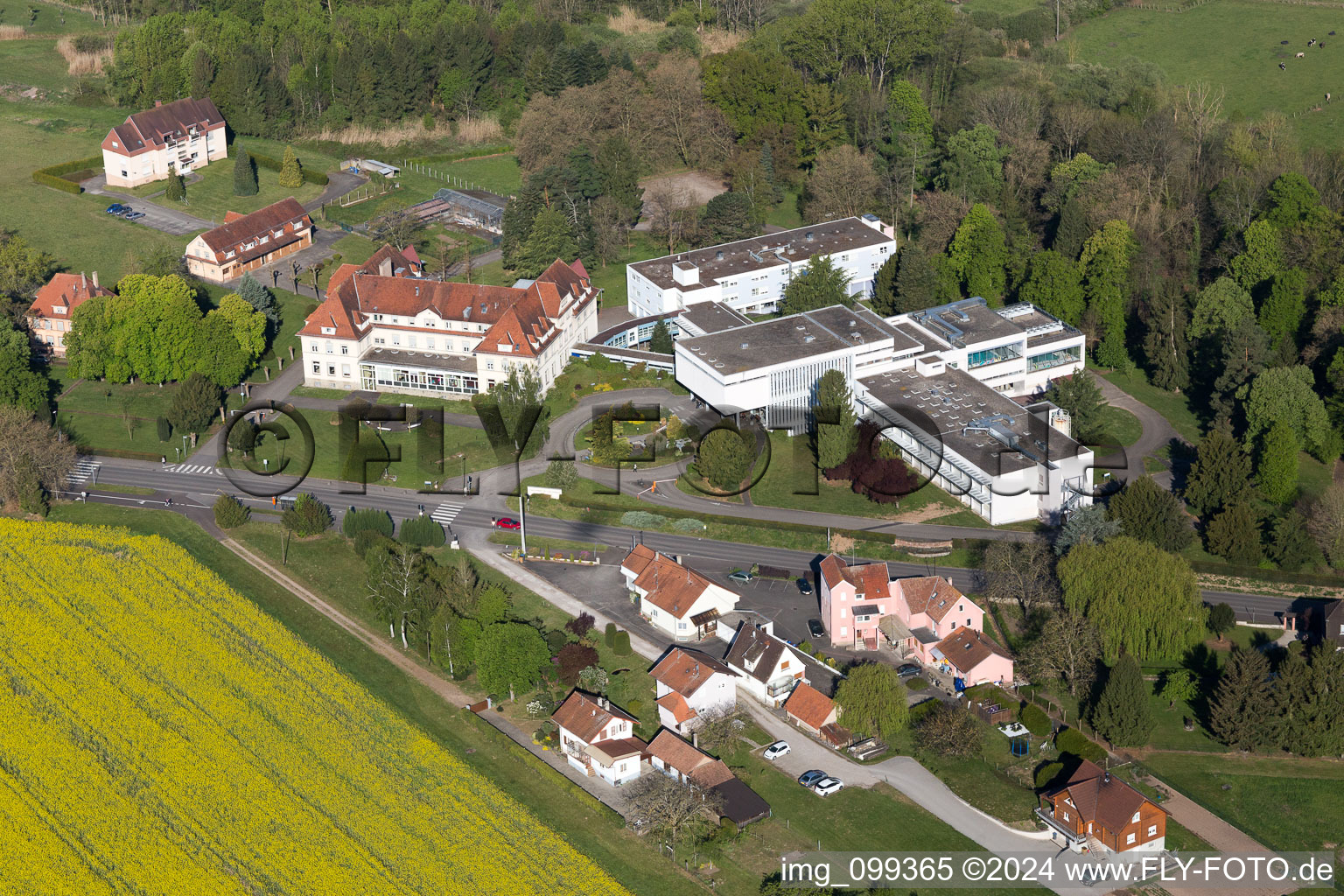 Vue aérienne de Thermes de Moosbronn à Morsbronn-les-Bains dans le département Bas Rhin, France