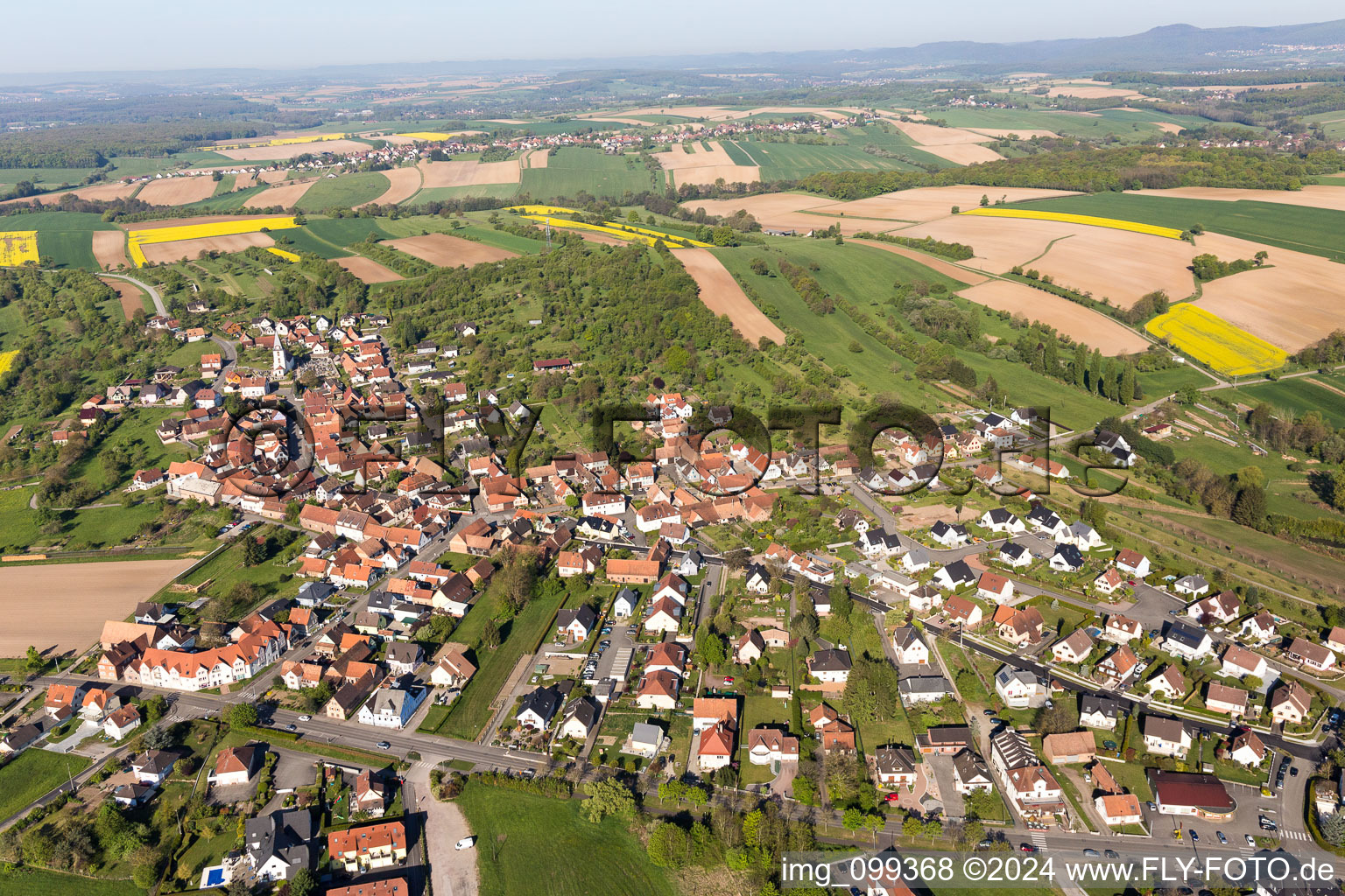 Vue aérienne de Vue sur le village à Morsbronn-les-Bains dans le département Bas Rhin, France