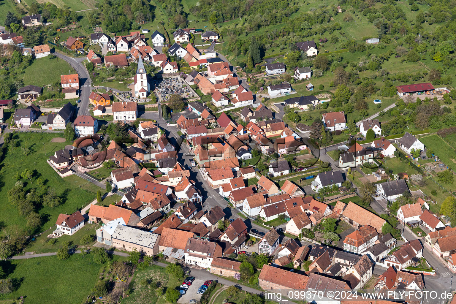 Vue aérienne de Vue sur le village à Morsbronn-les-Bains dans le département Bas Rhin, France