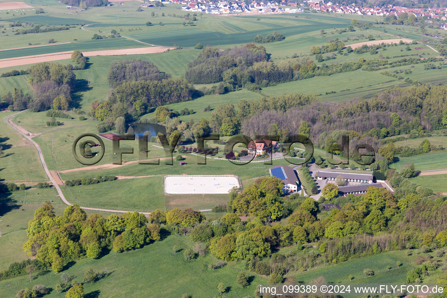 Vue aérienne de Haras Lerchenberg à Gundershoffen dans le département Bas Rhin, France