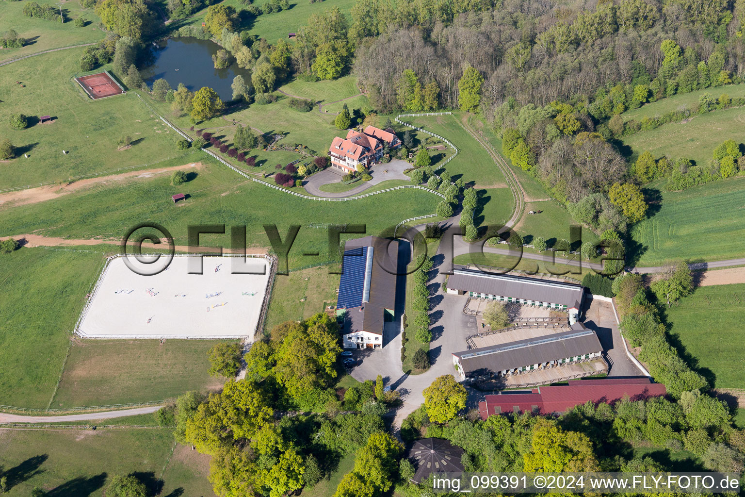 Vue aérienne de Am Froeschenberg, Haras Lerchenberg à Gundershoffen dans le département Bas Rhin, France