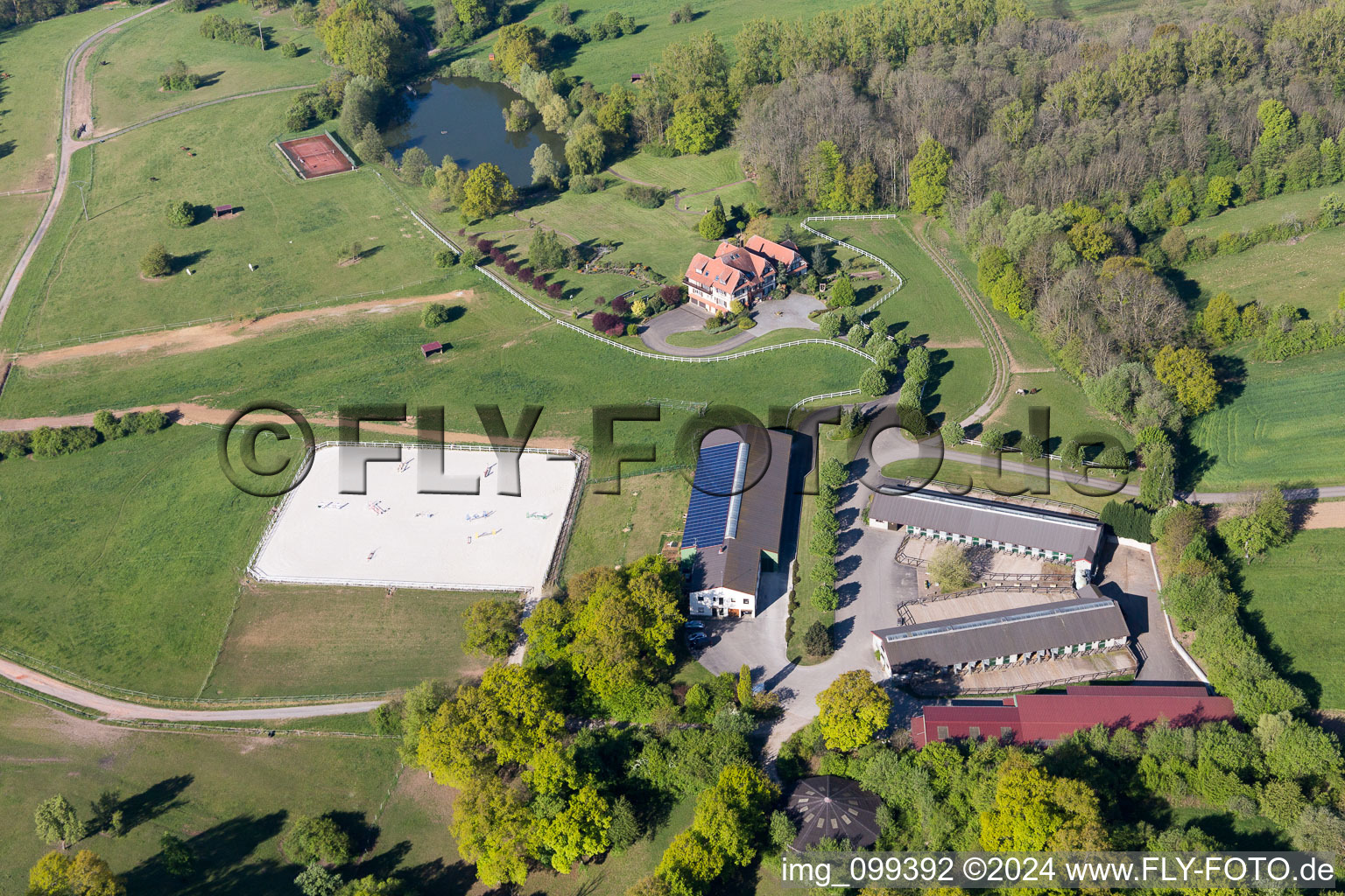 Vue aérienne de Am Froeschenberg, Haras Lerchenberg à Gundershoffen dans le département Bas Rhin, France