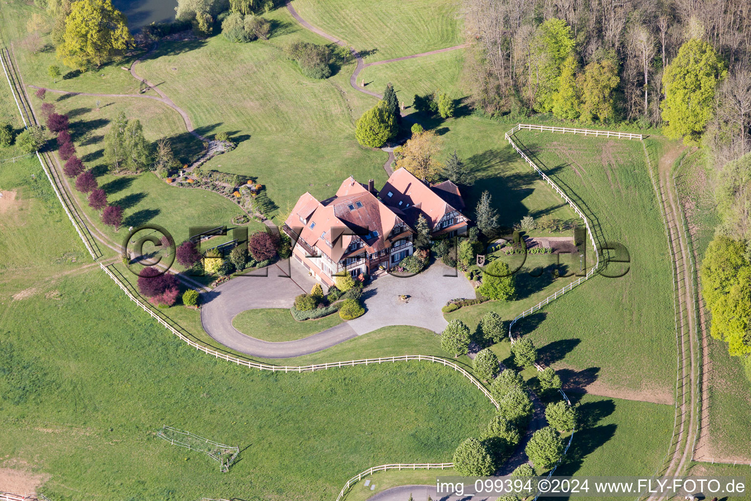 Vue oblique de Am Froeschenberg, Haras Lerchenberg à Gundershoffen dans le département Bas Rhin, France