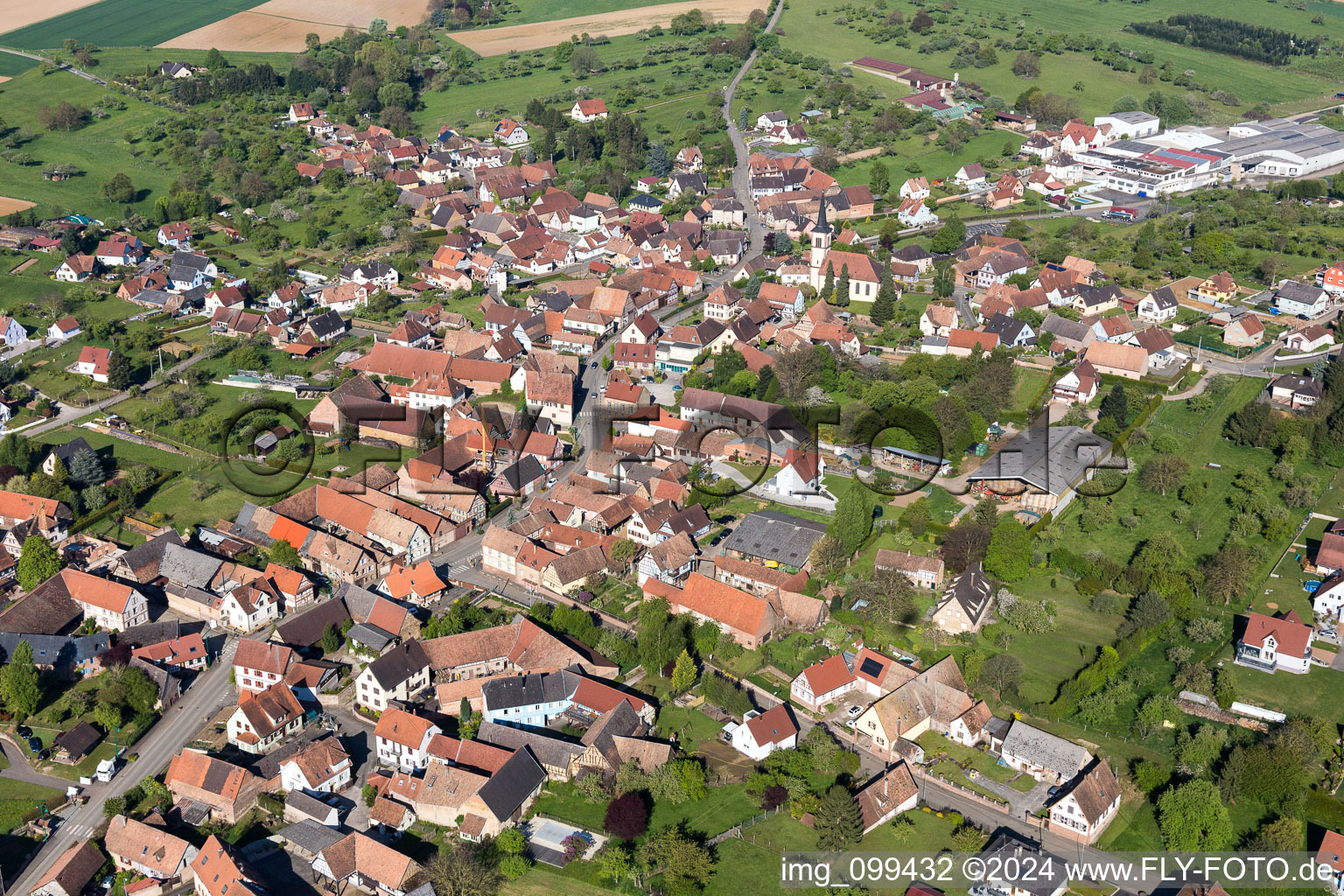Vue aérienne de Vue sur le village à Mietesheim dans le département Bas Rhin, France