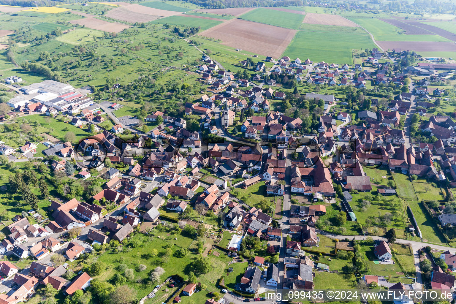 Vue aérienne de Vue sur le village à Mietesheim dans le département Bas Rhin, France