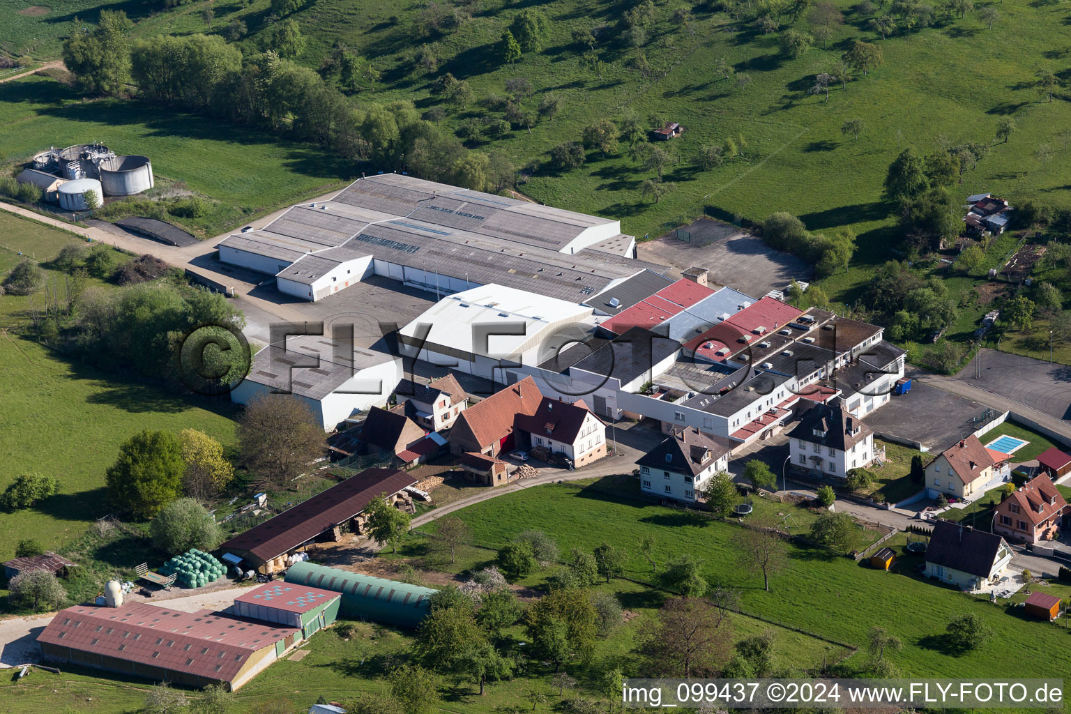 Vue aérienne de Bâtiments et halls de production sur un site d'usine à Mietesheim dans le département Bas Rhin, France