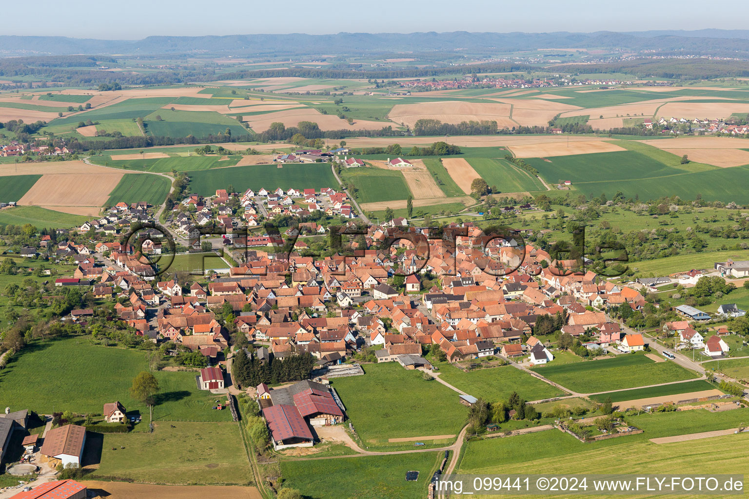 Vue aérienne de Champs agricoles et surfaces utilisables à Uhrwiller dans le département Bas Rhin, France