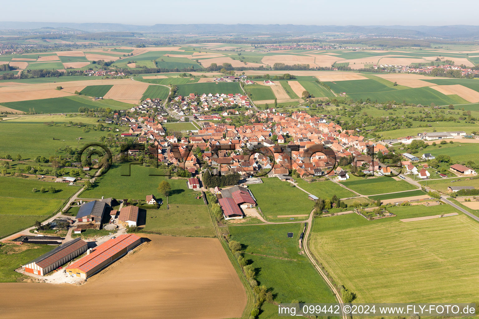 Vue aérienne de Uhrwiller dans le département Bas Rhin, France