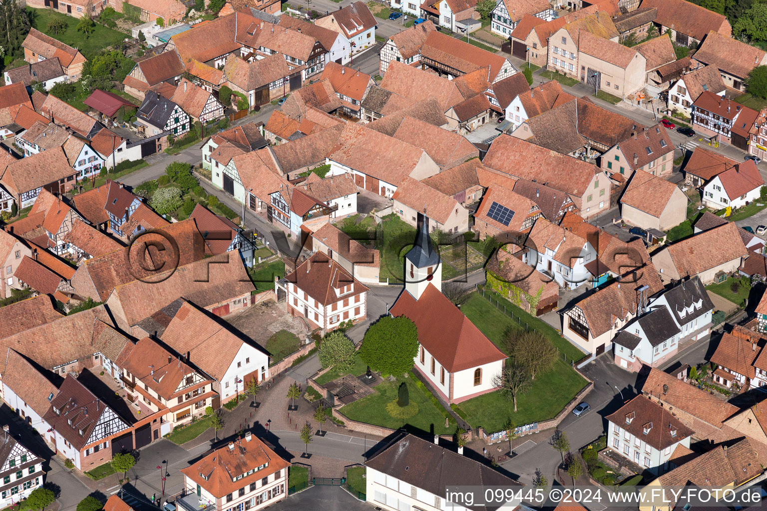 Vue aérienne de Bâtiment d'église au centre du village à Uhrwiller dans le département Bas Rhin, France