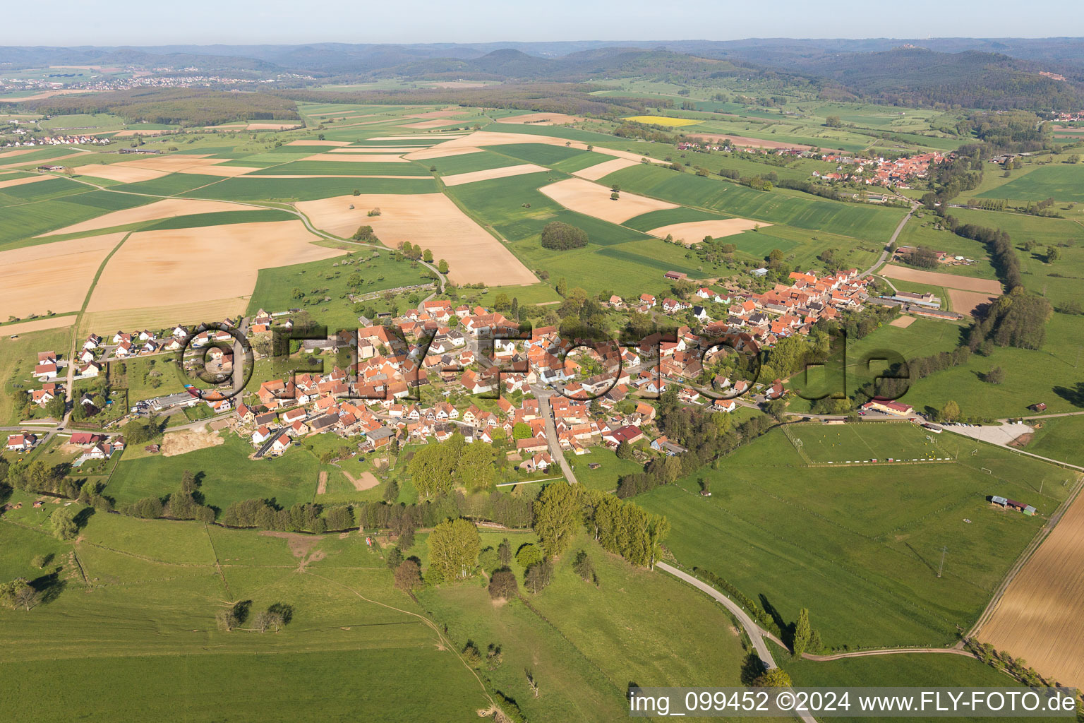 Vue aérienne de Champs agricoles et surfaces utilisables à Mulhausen dans le département Bas Rhin, France