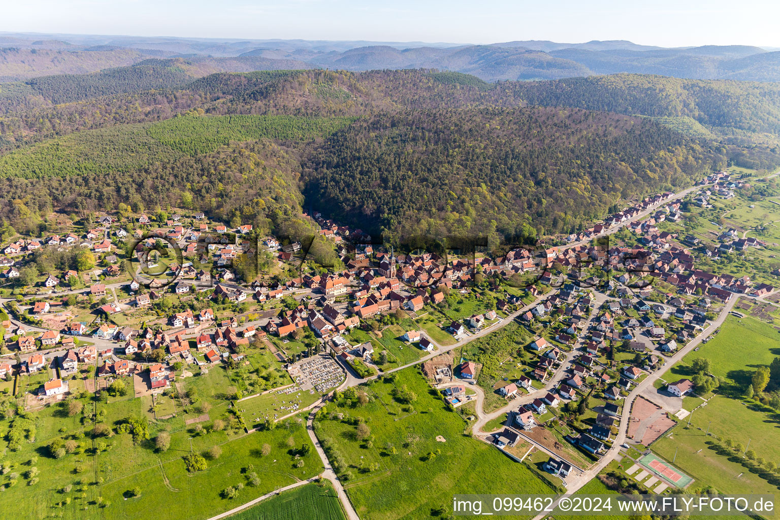 Vue aérienne de Paysage forestier et montagneux à Offwiller dans le département Bas Rhin, France