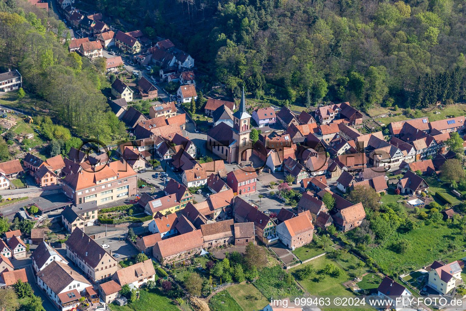 Vue aérienne de Église Protestante d'Offwiller au centre du village à Offwiller dans le département Bas Rhin, France