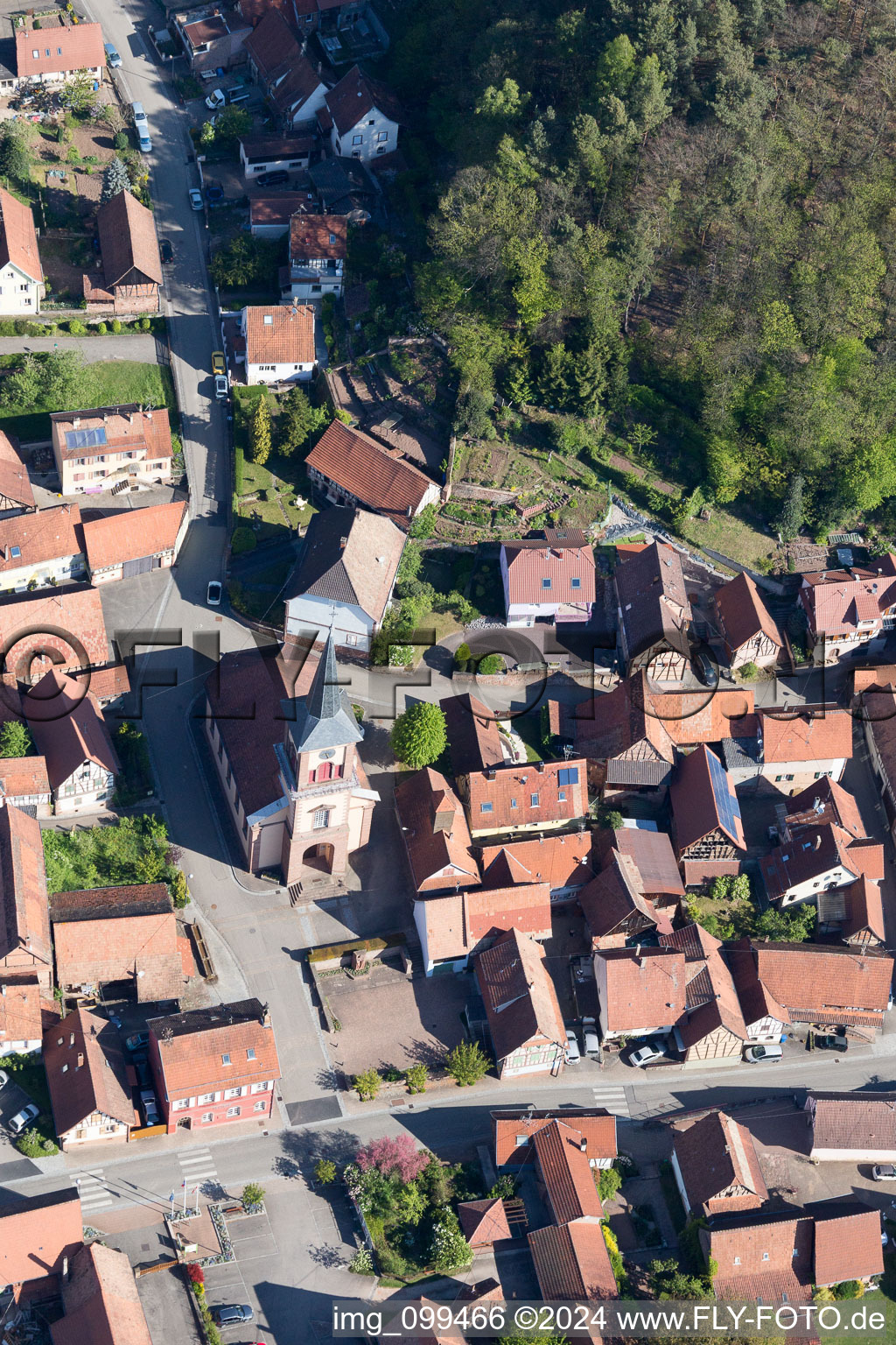 Vue d'oiseau de Offwiller dans le département Bas Rhin, France