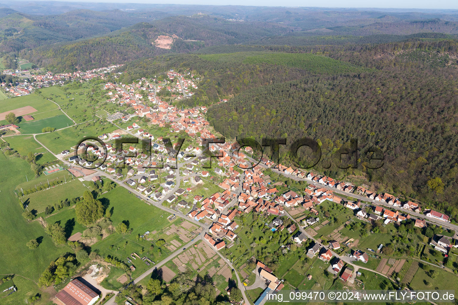 Offwiller dans le département Bas Rhin, France du point de vue du drone