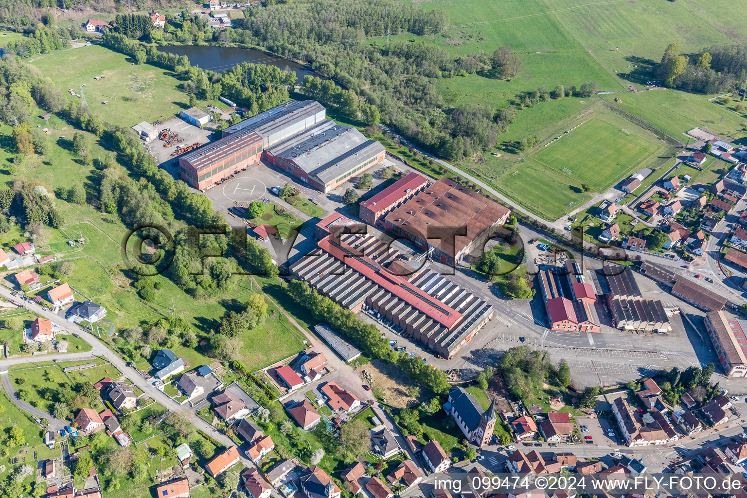 Vue aérienne de Locaux de l’usine De Dietrich Process Systems à Zinswiller dans le département Bas Rhin, France