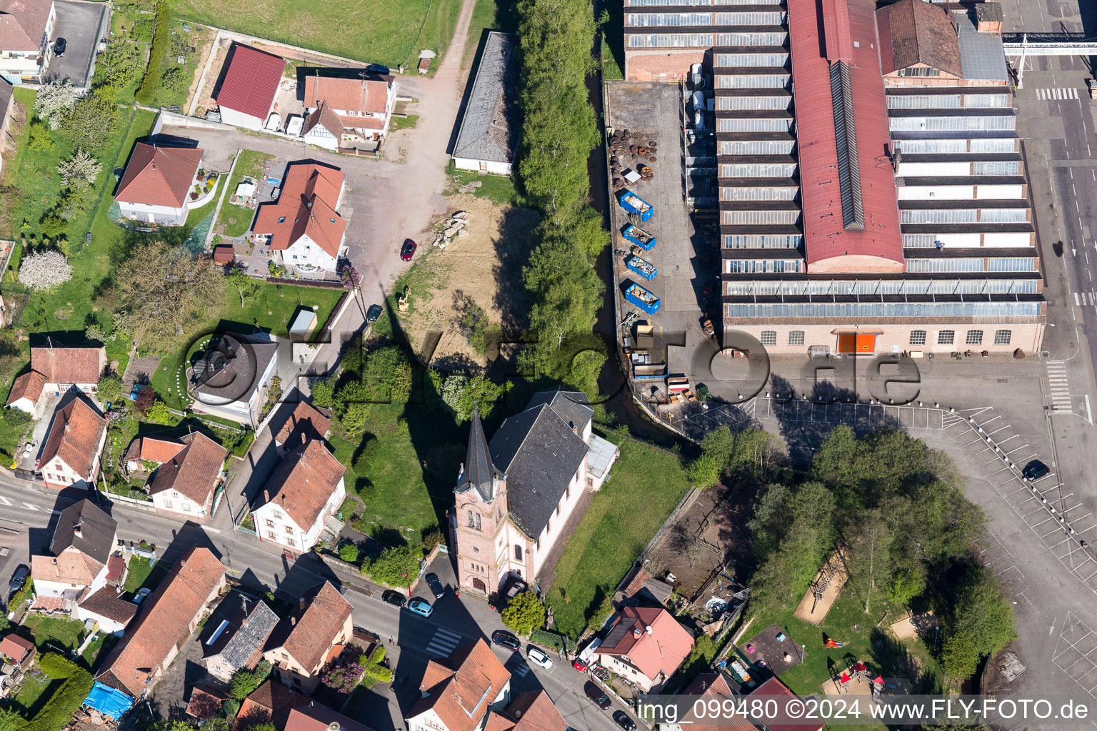 Vue aérienne de Locaux de l’usine De Dietrich Process Systems à Zinswiller dans le département Bas Rhin, France