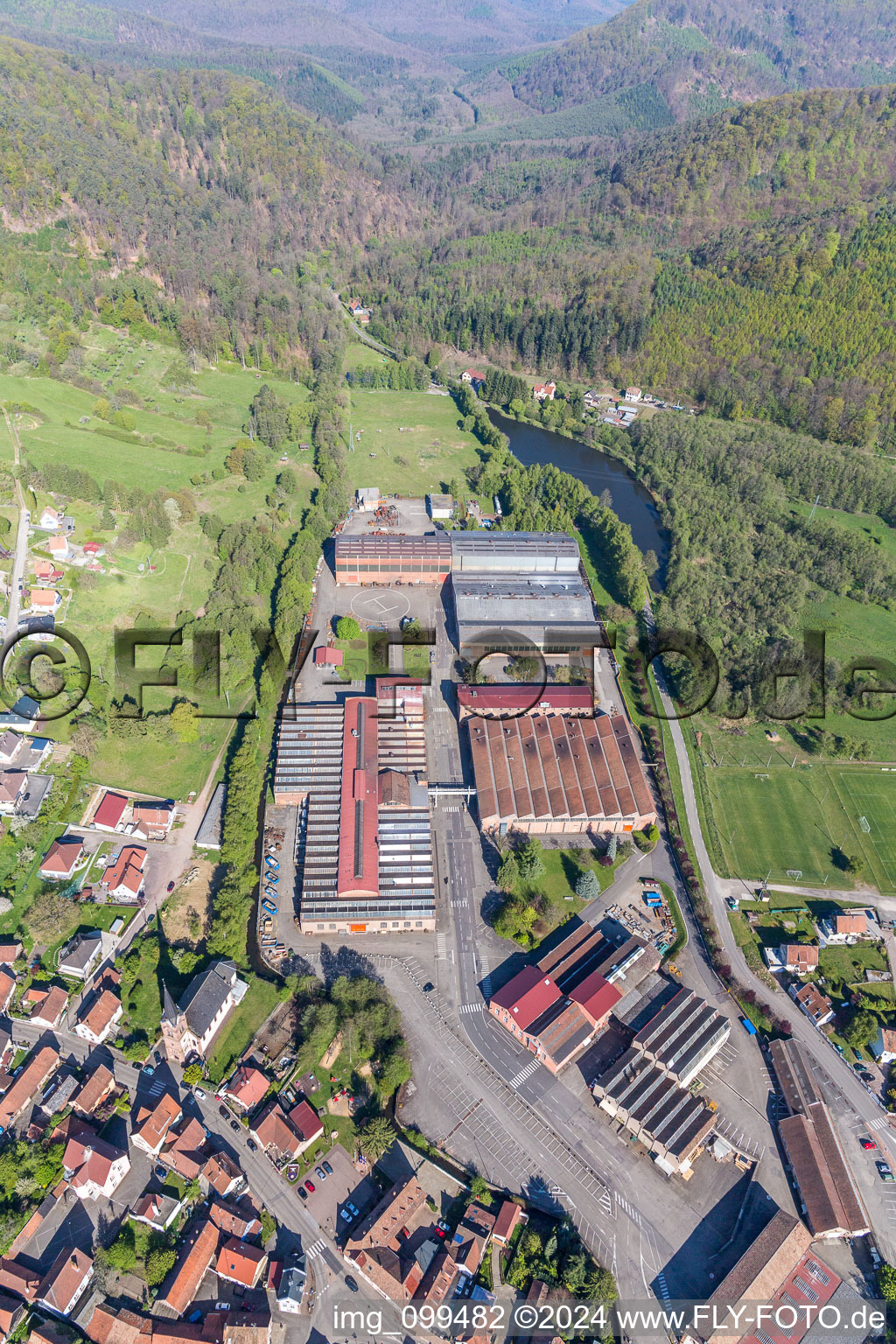 Photographie aérienne de Locaux de l’usine De Dietrich Process Systems à Zinswiller dans le département Bas Rhin, France