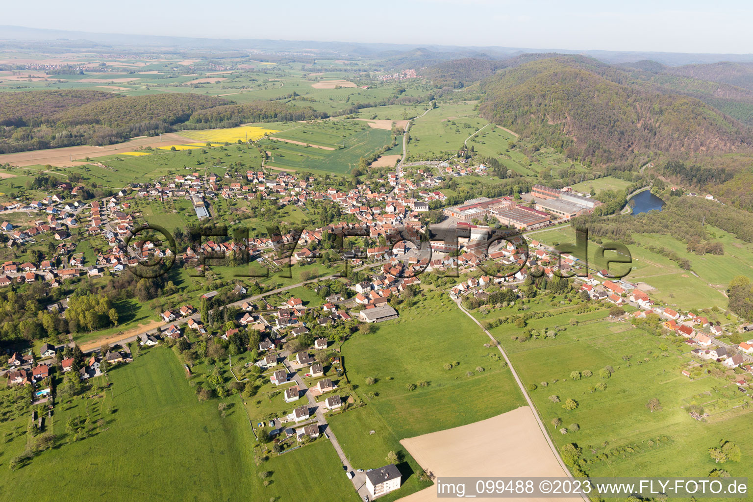 Zinswiller dans le département Bas Rhin, France vu d'un drone