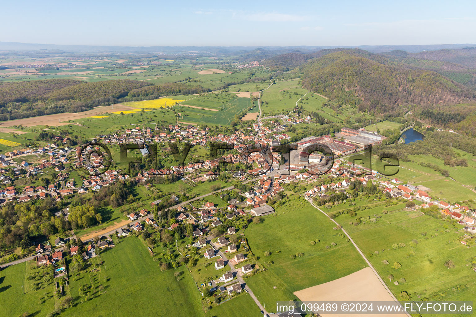Vue aérienne de Champs agricoles et surfaces utilisables à Zinswiller dans le département Bas Rhin, France