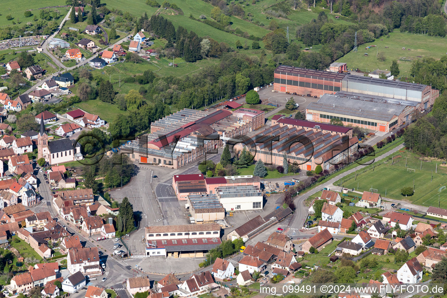 Vue oblique de Locaux de l’usine De Dietrich Process Systems à Zinswiller dans le département Bas Rhin, France