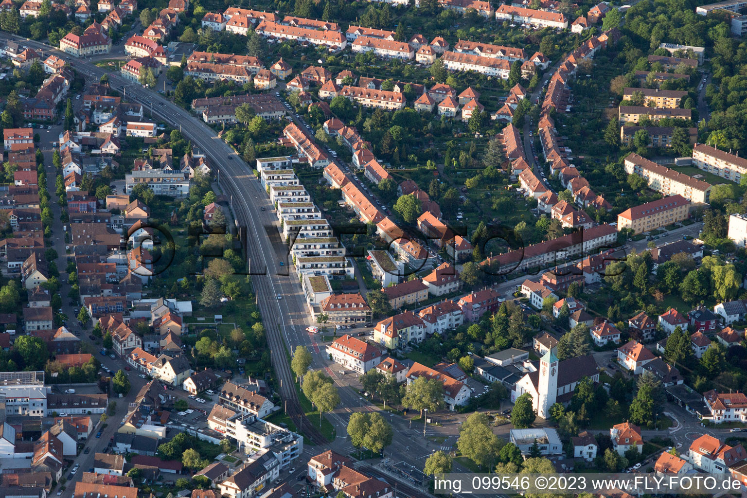 Vue aérienne de Église du Christ-Roi à le quartier Rüppurr in Karlsruhe dans le département Bade-Wurtemberg, Allemagne